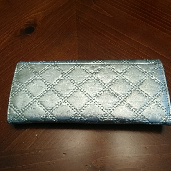 Kenneth Cole Reaction Silver Wallet - Picture 4 of 4